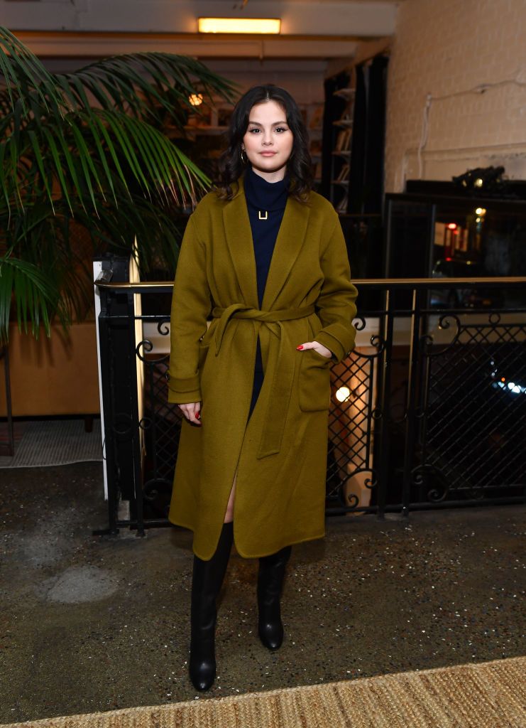 selena-gomez-shares-new-year’s-eve-pics-of-vacation-with-nicola-peltz-and-brooklyn-beckham
