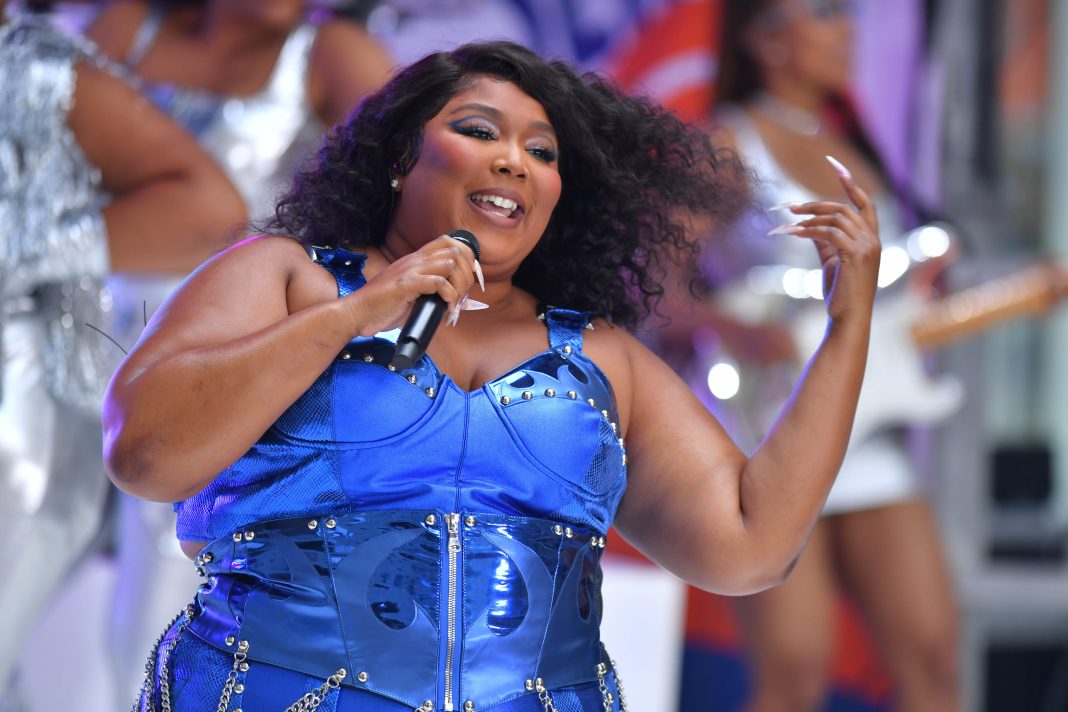 i-don’t-think-we’ve-adequately-discussed-lizzo’s-supermodel-selfie-— see-photos
