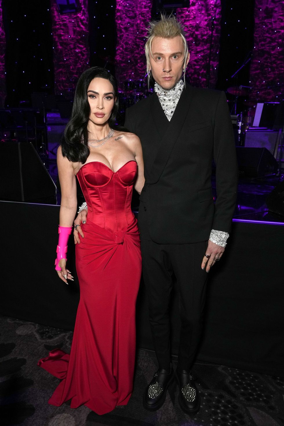 megan-fox-goes-to-grammys-party-with-a-broken-wrist-and-still-looks-glam