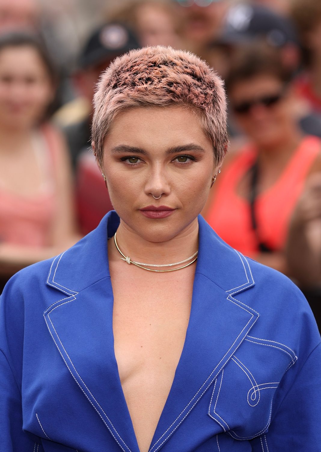 florence-pugh-just-dyed-her-hair-“oppenheimer-orange”-—-see-photos