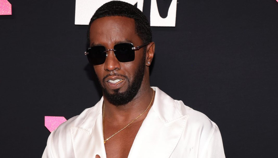 diddy-used-this-microdermabrasion-wand-before-accepting-his-vma-global-icon-award