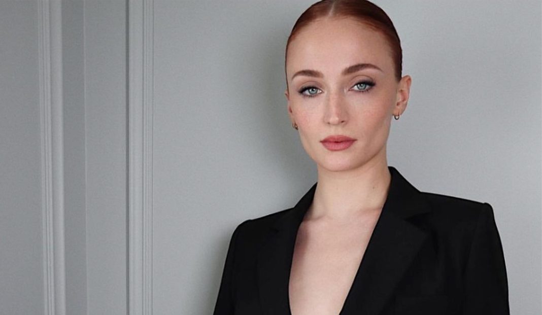 the-funny-way-sophie-turner-applies-lip-balm