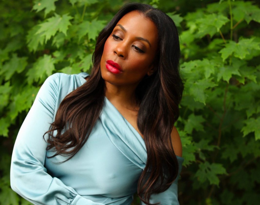 “and-just-like-that…”-star-karen-pittman-on-self-care,-derm-approved-serums-and-dating
