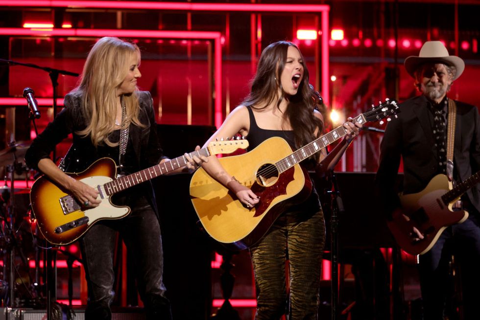 watch-olivia-rodrigo-duet-with-sheryl-crow-at-2023-rock-&-roll-hall-of-fame