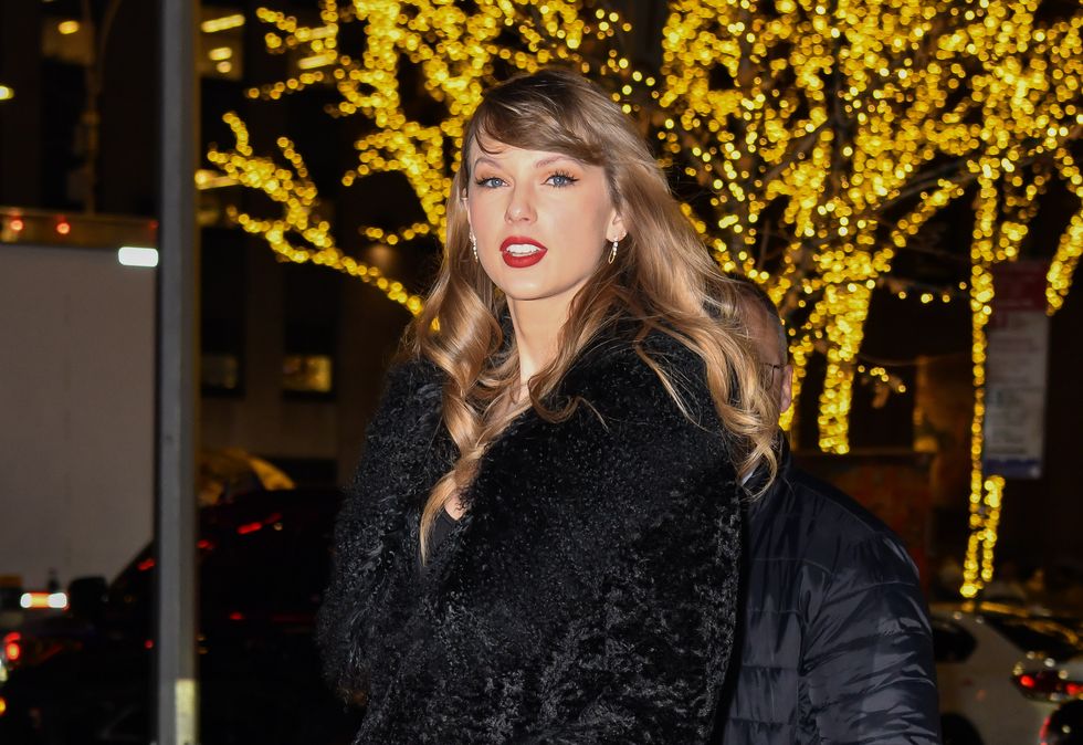 taylor-swift-wore-a-glam-black-dress-and-faux-fur-coat-to-emma-stone’s-new-film-premiere