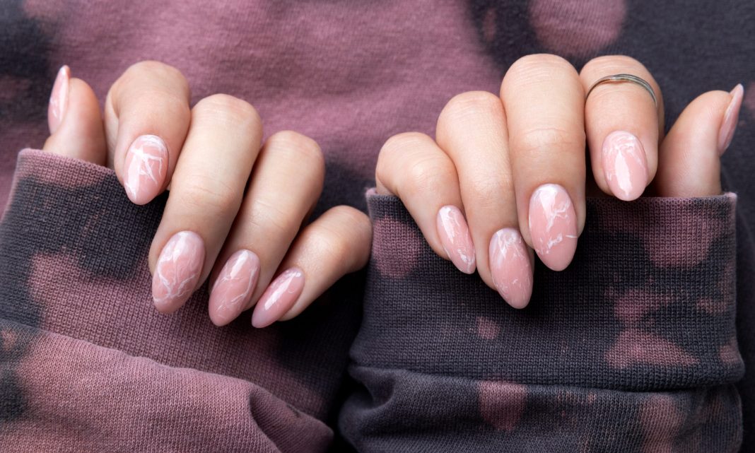 look-out-for-this-when-acrylic-nails-come-off,-experts-warn